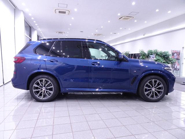 ｘＤｒｉｖｅ　４０ｄ　Ｍスポーツ　２０インチライトアロイホイール　ブラックメリノレザー　パノラマガラスサンルーフ　ヘッドアップディスプレイ　ハーマンカードンサラウンドシステム　アクティブクルーズコントロール　ソフトクローズドア(4枚目)