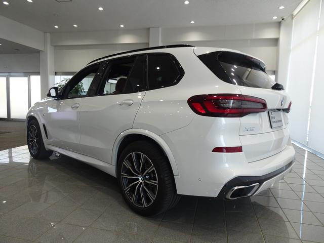 Ｘ５ ｘＤｒｉｖｅ　３５ｄ　Ｍスポーツ　２０インチＭライトアロイホイール　コーヒーヴァーネスカレザー　パノラマガラスサンルーフ　ヘッドアップディスプレイ　アクティブクルーズコントロール　フロントリヤシートヒーティング　ＴＶファンクション（3枚目）