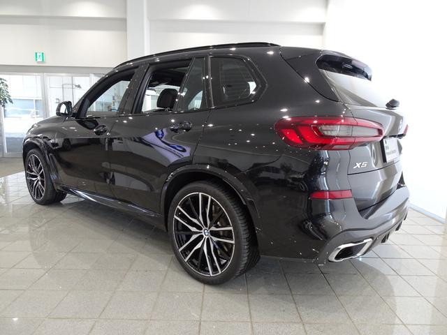 Ｘ５ ｘＤｒｉｖｅ　３５ｄ　Ｍスポーツ　２２インチＭライトアロイホイール　ブラックヴァーネスカレザー　パノラマガラスサンルーフ　ヘッドアップディスプレイ　ハーマンカードンサラウンドシステム　アクティブクルーズコントロール　ＴＶファンクション（3枚目）