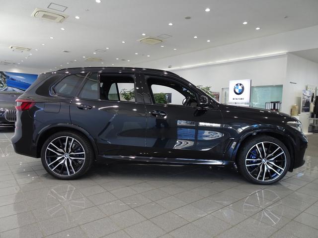 Ｘ５ ｘＤｒｉｖｅ　３５ｄ　Ｍスポーツ　２２インチＭライトアロイホイール　ブラックヴァーネスカレザー　パノラマガラスサンルーフ　ヘッドアップディスプレイ　ハーマンカードンサラウンドシステム　アクティブクルーズコントロール　ＴＶファンクション（4枚目）