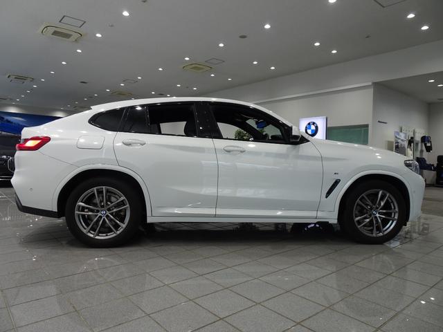 Ｘ４ ｘＤｒｉｖｅ　２０ｄ　Ｍスポーツ　１９インチＭライトアロイホイール　ブラックヴァーネスカレザー　パノラマガラスサンルーフ　ヘッドアップディスプレイ　フロントサイドリヤカメラ　アクティブクルーズコントロール　ＴＶファンクション（4枚目）