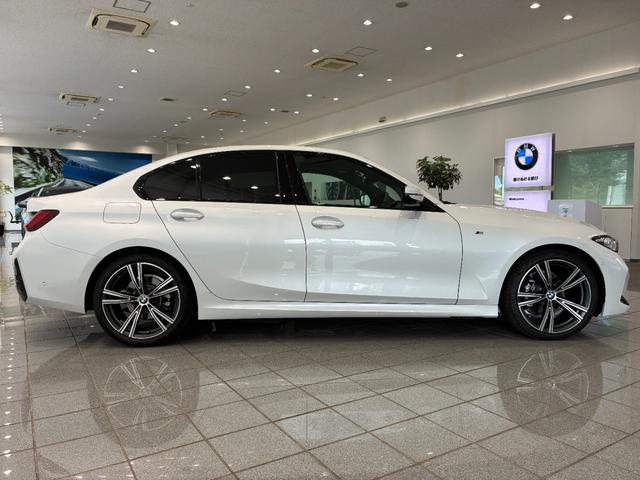 ３シリーズ ３１８ｉ　Ｍスポーツ　エディションシャドー　全国２年保証、ハーフレザーシート、ＬＥＤヘッドライト、パワーリアゲート、１９インチアルミホイール、ＡＣＣ（4枚目）