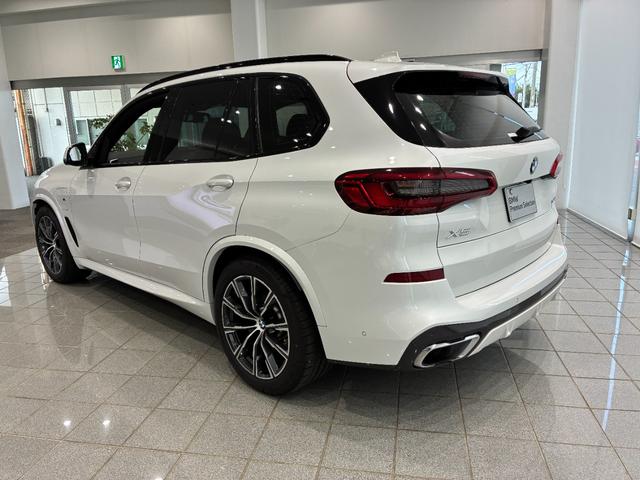 Ｘ５ ｘＤｒｉｖｅ　４５ｅ　Ｍスポーツ　全国２年保証　ブラックヴァーネスカレザー　ヘッドアップディスプレイ　フロントベンチレーションシート　フロントサイドリヤカメラ　アクティブクルーズコントロール　ＴＶファンクション　コンフォートアクセス（3枚目）