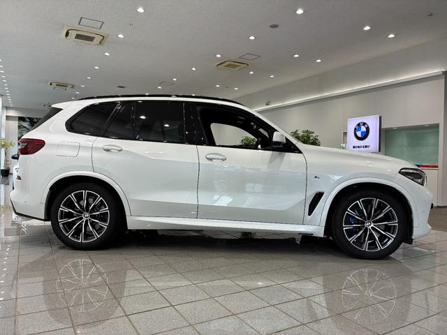 Ｘ５ ｘＤｒｉｖｅ　４５ｅ　Ｍスポーツ　全国２年保証　ブラックヴァーネスカレザー　ヘッドアップディスプレイ　フロントベンチレーションシート　フロントサイドリヤカメラ　アクティブクルーズコントロール　ＴＶファンクション　コンフォートアクセス（4枚目）
