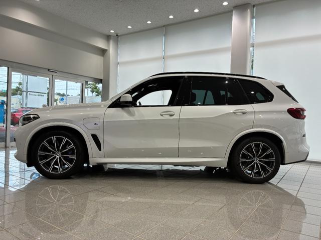 Ｘ５ ｘＤｒｉｖｅ　４５ｅ　Ｍスポーツ　全国２年保証　ブラックヴァーネスカレザー　ヘッドアップディスプレイ　フロントベンチレーションシート　フロントサイドリヤカメラ　アクティブクルーズコントロール　ＴＶファンクション　コンフォートアクセス（5枚目）