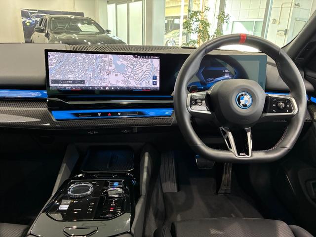 ｉ５ Ｍ６０　ｘＤｒｉｖｅ　全国２年保証　レザーシートフル　セグＴＶチューナー　ＬＥＤヘッドライト　パワーリアゲート　２０インチアルミホイール　ＡＣＣ（2枚目）