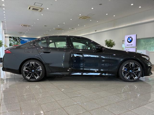 ｉ５ Ｍ６０　ｘＤｒｉｖｅ　全国２年保証　レザーシートフル　セグＴＶチューナー　ＬＥＤヘッドライト　パワーリアゲート　２０インチアルミホイール　ＡＣＣ（4枚目）