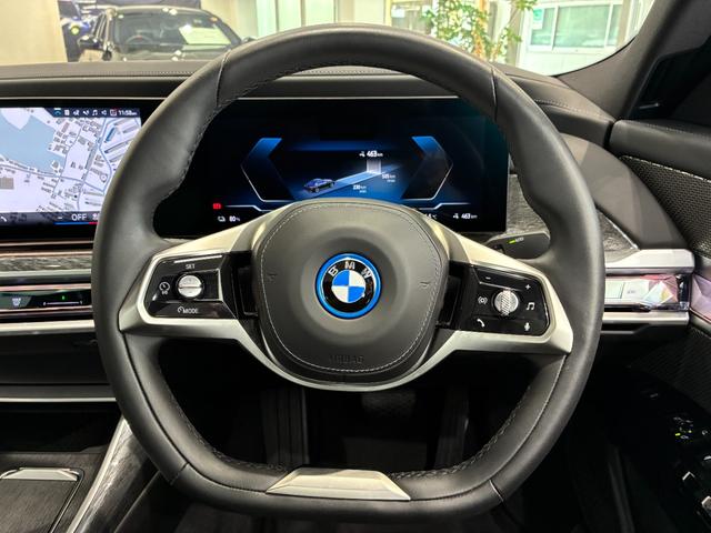 ｉ７ ｘＤｒｉｖｅ　６０　エクセレンス　全国２年保証　スカイラウンジルーフ　レザーシート　フルセグＴＶチューナー　ＬＥＤヘッドライト　後席モニター　２０インチアルミホイール　ＡＣＣ（14枚目）