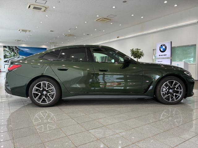 ｉ４ ｅＤｒｉｖｅ　４０　Ｍスポーツ　ハイラインパッケージ　全国２年保証　コンフォートパッケージ　レザーシート　ＬＥＤヘッドライト　１８インチアルミホイール　ＡＣＣ　ＥＴＣ（4枚目）