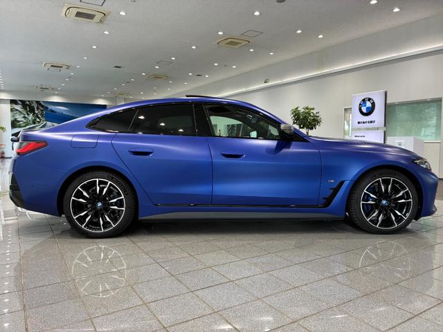 ｉ４ Ｍ５０　ｘＤｒｉｖｅ　全国２年保証　ガラスサンルーフ　レザーシート　フルセグＴＶチューナー　パワーリアゲート　ＬＥＤヘッドライト　１９インチアルミホイール　ＡＣＣ　ＥＴＣ（4枚目）