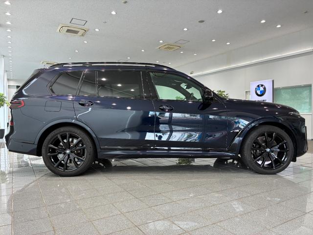 Ｘ７ Ｍ６０ｉ　ｘＤｒｉｖｅ　全国２年保証　３列シート　パノラマガラスサンルーフ　レザーシート　　　フルセグＴＶチューナー　パワーリアゲート　ＬＥＤヘッドライト　　２２インチアルミホイール　ＡＣＣ　ＥＴＣ（4枚目）