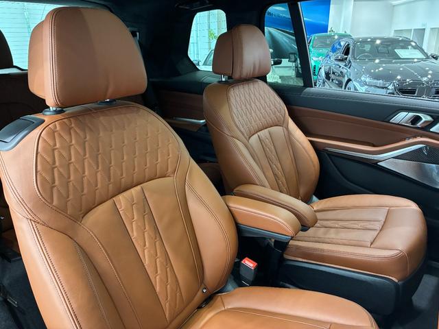 Ｘ７ Ｍ６０ｉ　ｘＤｒｉｖｅ　全国２年保証　３列シート　パノラマガラスサンルーフ　レザーシート　　　フルセグＴＶチューナー　パワーリアゲート　ＬＥＤヘッドライト　　２２インチアルミホイール　ＡＣＣ　ＥＴＣ（22枚目）