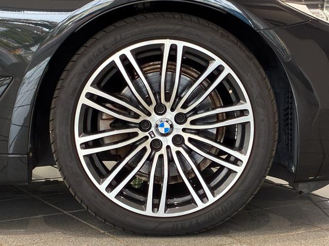 純正アルミホイールは、足周りの軽量化、ブレーキの冷却にも大変優れ、気持ちの良いクルージングを演出してくれます。