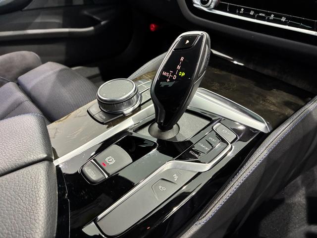 ステップトロニック付き８速オートマティックと　Ｉ　ドライブコントローラー、モニターの操作はこのコントローラーで行いナビやラジオ、車両状況の把握や点検時期の把握までいろいろなことができます。