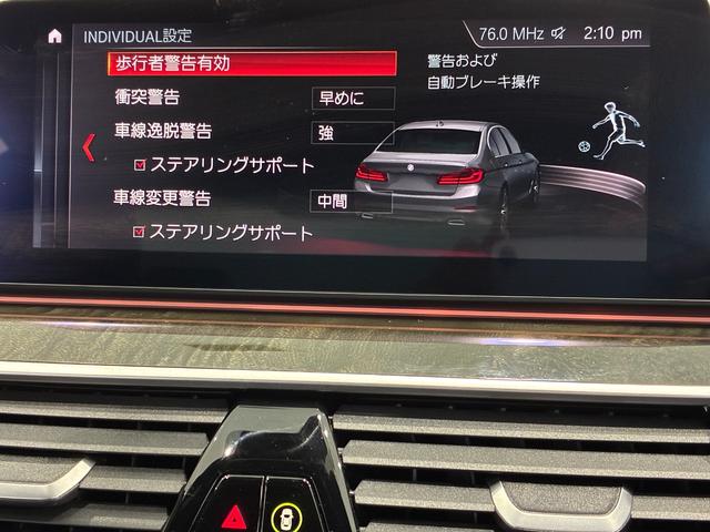 衝突被害軽減ブレーキと車線逸脱警告がついています。