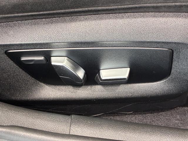 電動シートはメモリー機能付きです。２パターンのシート位置とサイドミラーの位置を記憶します。しかも鍵ごとに記憶してドアロックを開けると自分のシート位置に自動で動きます。