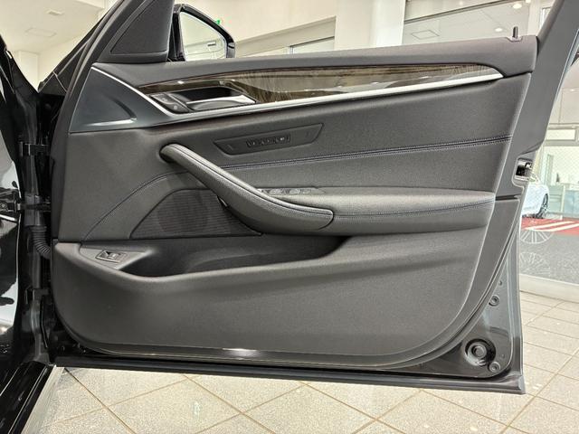 保証期間中に、もしもお車にトラブルが発生した際の緊急連絡を２４時間フリーダイアルでお受けいたします。応急処置のアドバイスのみならず、出張修理やレッカーなどの手配、代替交通手段の確保も行います。