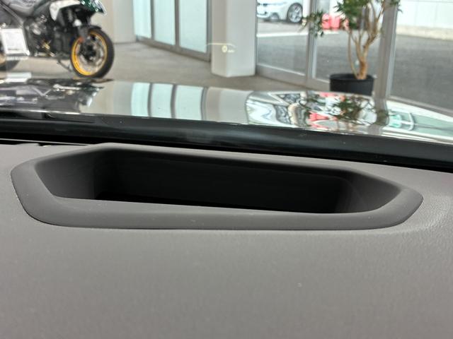 ヘッドアップディスプレーはスピードメーターだけでなくナビ情報やラジオ、ＣＤなどの情報も表示します。