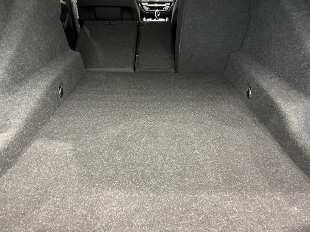 奥深いトランクルーム！たくさんの荷物が綺麗に収納出来ます。後部座席を前方に倒すとさらにスペースが確保できるトランクスルーもございます。