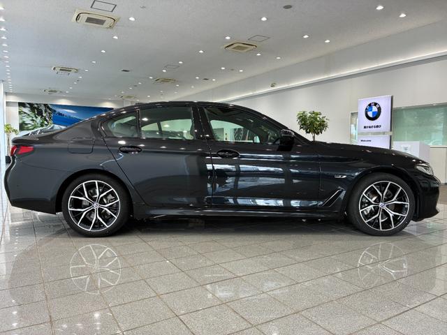 ５シリーズ ５３０ｅ　Ｍスポーツ　全国２年保証　レザーシート　フルセグＴＶチューナー　ヘッドアップディスプレイ　ＬＥＤヘッドライト　１９インチアルミホイール　ＡＣＣ　ＥＴＣ（4枚目）