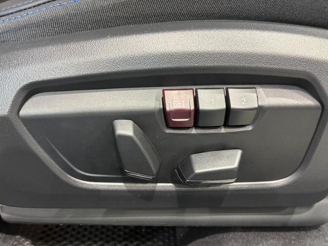 電動シートはメモリー機能付きです。２パターンのシート位置とサイドミラーの位置を記憶します。しかも鍵ごとに記憶してドアロックを開けると自分のシート位置に自動で動きます。