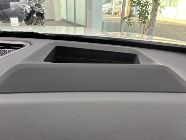 ヘッドアップディスプレーはスピードメーターだけでなくナビ情報やラジオ、ＣＤなどの情報も表示します。