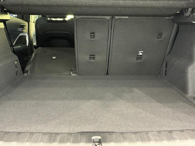 奥深いトランクルーム！たくさんの荷物が綺麗に収納出来ます。後部座席を前方に倒すとさらにスペースが確保できるトランクスルーもございます。