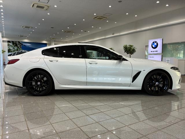 8シリーズ M850i xDrive グランクーペ 全国2年保証 Mパフォーマンスパッケージ ガラスサンルーフ フルセグTVチューナー B&Wスピーカー レザーシート パワーリアゲート LEDヘッドライト 19インチアルミホイール ETC ACC(4枚目)