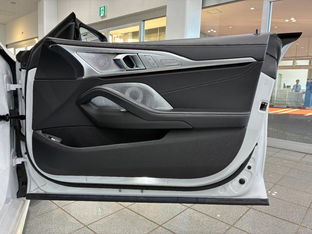 8シリーズ M850i xDrive グランクーペ 全国2年保証 Mパフォーマンスパッケージ ガラスサンルーフ フルセグTVチューナー B&Wスピーカー レザーシート パワーリアゲート LEDヘッドライト 19インチアルミホイール ETC ACC(31枚目)