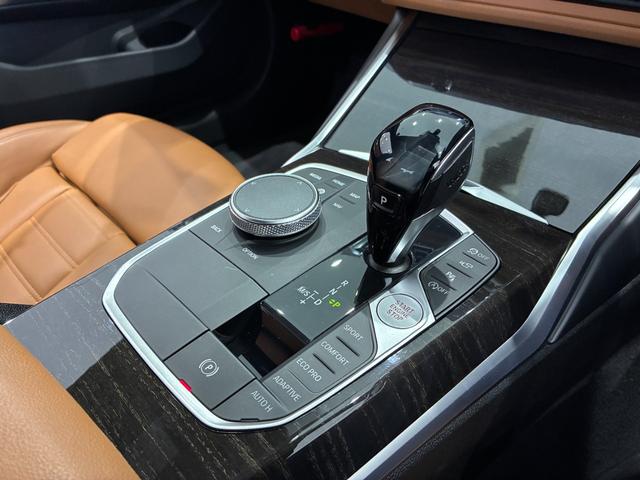 ステップトロニック付き８速オートマティックと　Ｉ　ドライブコントローラー、モニターの操作はこのコントローラーで行いナビやラジオ、車両状況の把握や点検時期の把握までいろいろなことができます。