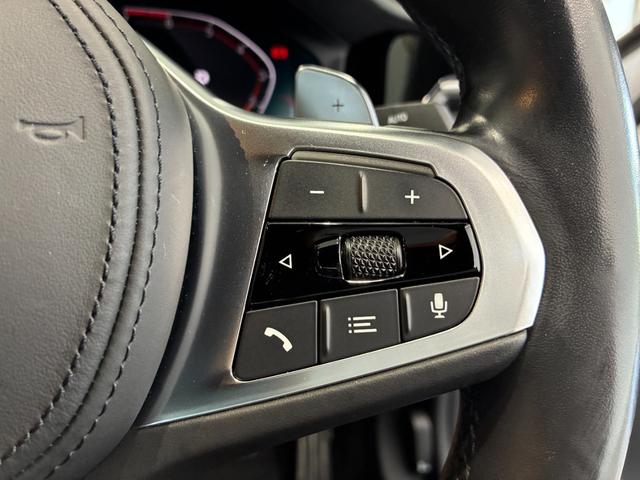 マルチファンクションスイッチは手元でボリュームやチャンネル操作が可能です。