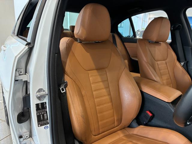 シートヒーター付きです。３段階の温度調節も可能です。冬は暖房よりも先に暖まりとても重宝します。