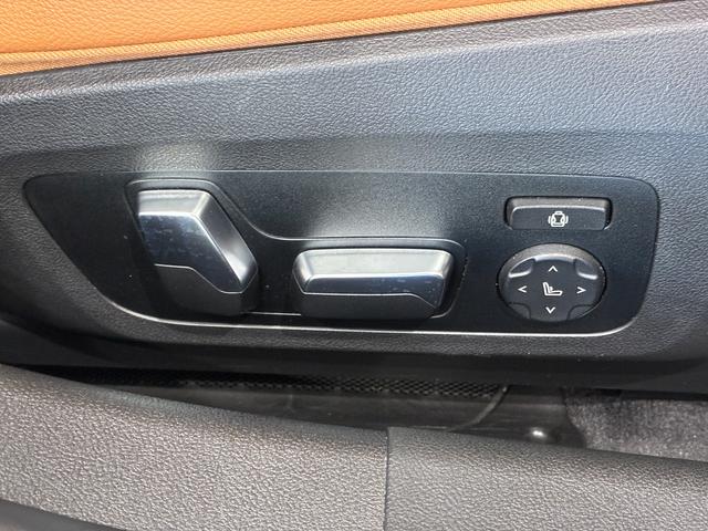 電動シートはメモリー機能付きです。２パターンのシート位置とサイドミラーの位置を記憶します。しかも鍵ごとに記憶してドアロックを開けると自分のシート位置に自動で動きます。