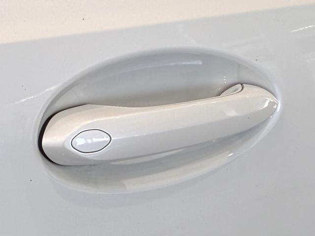 コンフォートアクセスはドアハンドルを握ると開錠　斜線に触ると施錠します。斜線を長押しするとサイドミラーをたたんでくれます。