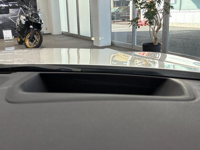 ヘッドアップディスプレーはスピードメーターだけでなくナビ情報やラジオ、ＣＤなどの情報も表示します。