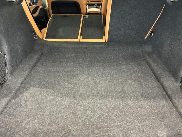 奥深いトランクルーム！たくさんの荷物が綺麗に収納出来ます。後部座席を前方に倒すとさらにスペースが確保できるトランクスルーもございます。