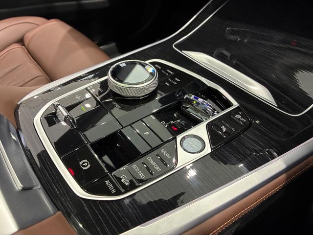 ステップトロニック付き８速オートマティックと　Ｉ　ドライブコントローラー、モニターの操作はこのコントローラーで行いナビやラジオ、車両状況の把握や点検時期の把握までいろいろなことができます。