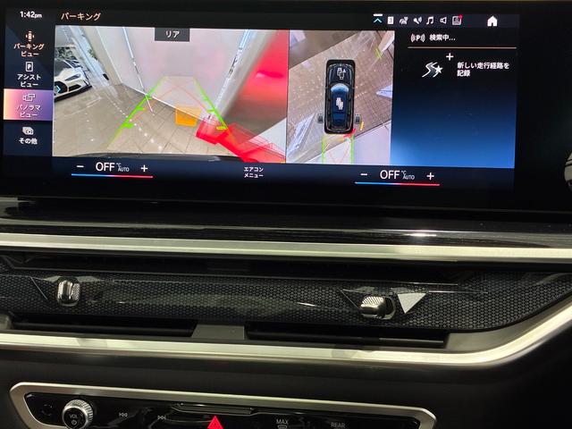 リヤビューカメラはガイドライン付き　ハンドル操作に応じて進行方向を示してくれます。車庫入れもスムーズです。