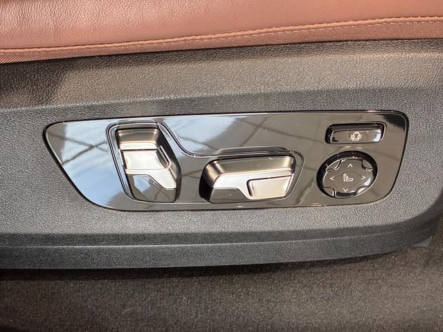 電動シートはメモリー機能付きです。２パターンのシート位置とサイドミラーの位置を記憶します。しかも鍵ごとに記憶してドアロックを開けると自分のシート位置に自動で動きます。