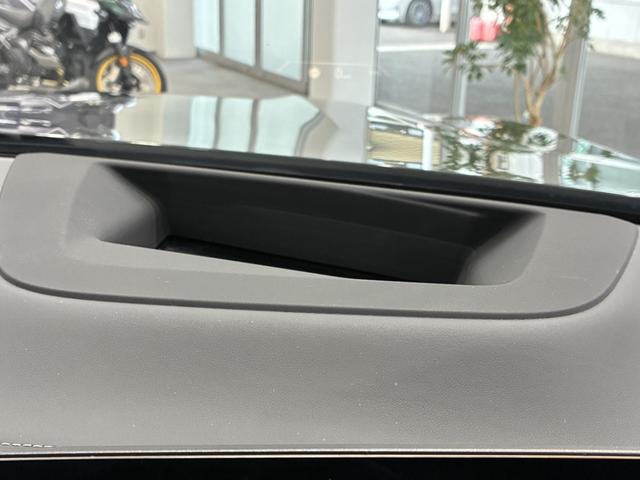 ヘッドアップディスプレーはスピードメーターだけでなくナビ情報やラジオ、ＣＤなどの情報も表示します。