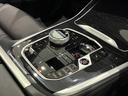 ステップトロニック付き8速オートマティックと I ドライブコントローラー、モニターの操作はこのコントローラーで行いナビやラジオ、車両状況の把握や点検時期の把握までいろいろなことができます。