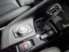 ステップトロニック付き８速オートマティックと　Ｉ　ドライブコントローラー、モニターの操作はこのコントローラーで行いナビやラジオ、車両状況の把握や点検時期の把握までいろいろなことができます。 7