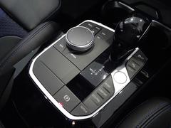 ステップトロニック付き７速オートマティックと　Ｉ　ドライブコントローラー、モニターの操作はこのコントローラーで行いナビやラジオ、車両状況の把握や点検時期の把握までいろいろなことができます。 7