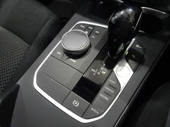 ステップトロニック付き８速オートマティックと　Ｉ　ドライブコントローラー、モニターの操作はこのコントローラーで行いナビやラジオ、車両状況の把握や点検時期の把握までいろいろなことができます。 7
