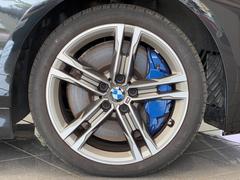 純正アルミホイールは、足周りの軽量化、ブレーキの冷却にも大変優れ、気持ちの良いクルージングを演出してくれます。 6