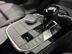 ステップトロニック付き８速オートマティックと　Ｉ　ドライブコントローラー、モニターの操作はこのコントローラーで行いナビやラジオ、車両状況の把握や点検時期の把握までいろいろなことができます。 7