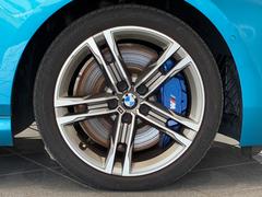 純正アルミホイールは、足周りの軽量化、ブレーキの冷却にも大変優れ、気持ちの良いクルージングを演出してくれます。 6