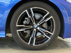 純正アルミホイールは、足周りの軽量化、ブレーキの冷却にも大変優れ、気持ちの良いクルージングを演出してくれます。 6
