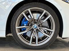 純正アルミホイールは、足周りの軽量化、ブレーキの冷却にも大変優れ、気持ちの良いクルージングを演出してくれます。 6