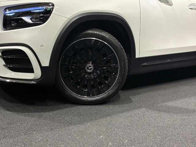 ＧＬＢ ＧＬＢ２００ｄ　４マチック　アーバンスターズ　パノラミックスライディングルーフ　本革シート　２０インチＡＭＧアルミホイール　６４色アンビエントライト　３６０°カメラ　フットトランクオープナー　ＡＭＧライン　ＭＢＵＸ　ＡＲナビ（7枚目）